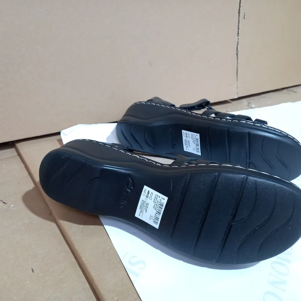 BOX OF CLARKS LEXI BRIDGE BLACK SANDALS SIZE 7