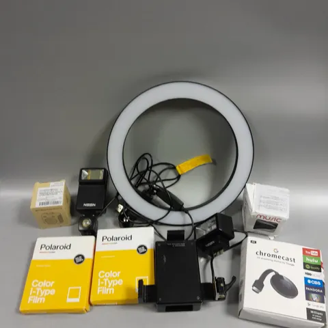 APPROXIMATELY 10 ASSORTED ELECTRICAL PRODUCTS TO INCLUDE LED LIGHT RING, CAMERA FLASH, MINI BLUETOOTH SPEAKER ETC