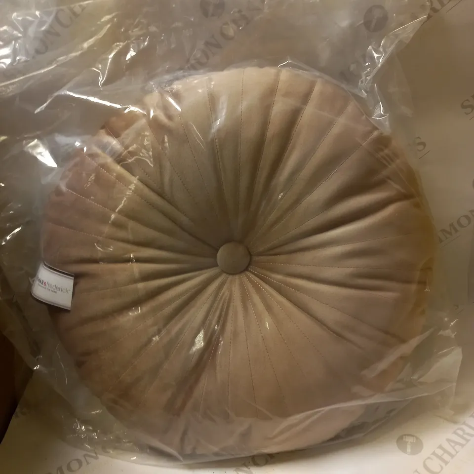 THOMAS FREDERICK ROUND PLUSH BUTTON CUSHION - NEW WASHINGTON PINK. APPROX 40 X 40 X 15 CM 