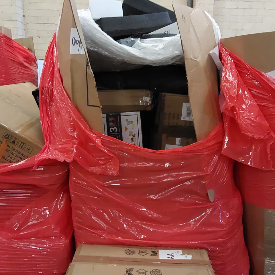 PALLET OF ASSORTED ITEMS INCLUDING: 16W LIGHT FAN, LAPTOP & MONITOR DESKTOP MOUNT, TENT, CHILDREN'S PLAY MAT