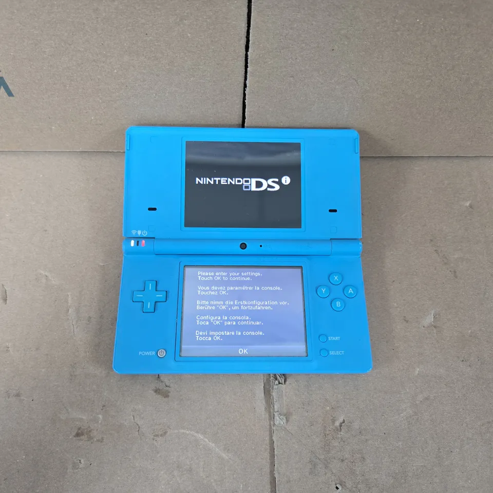 NINTENDO DSI HANDHELD CONSOLE IN LIGHT BLUE