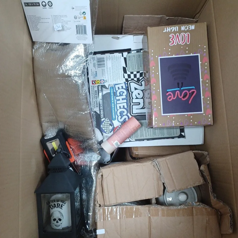 APPROXIMATELY 20 ASSORTED HOUSEHOLD ITEMS TO INCLUDE TUMBLER, COSMETIC MIRROR, AND SECRET CAN SAFE ETC. 