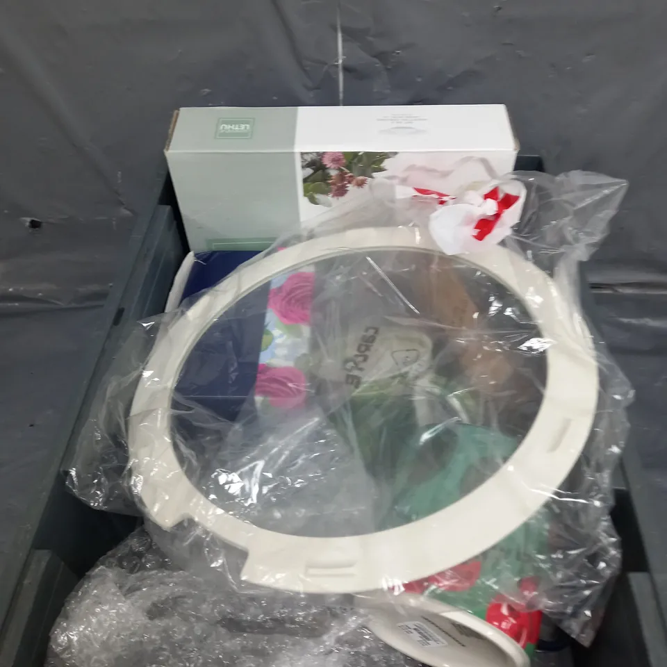 APPROXIMATELY 12 ASSORTED HOUSEHOLD ITEMS TO INCLUDE PLATES , SMALL MUGS , ETC 