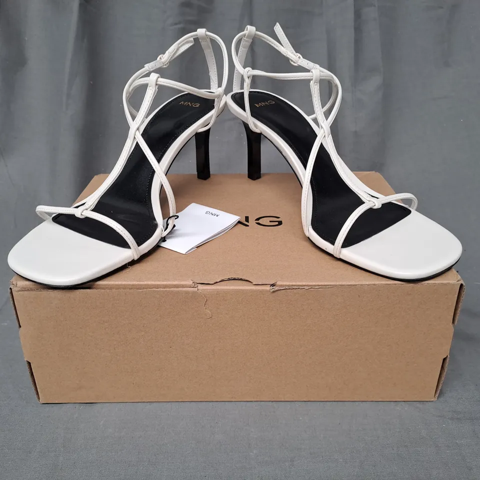 BOXED PAIR OF MNG OPEN TOE HEELED STRAPPY SANDALS IN WHITE UK SIZE 6