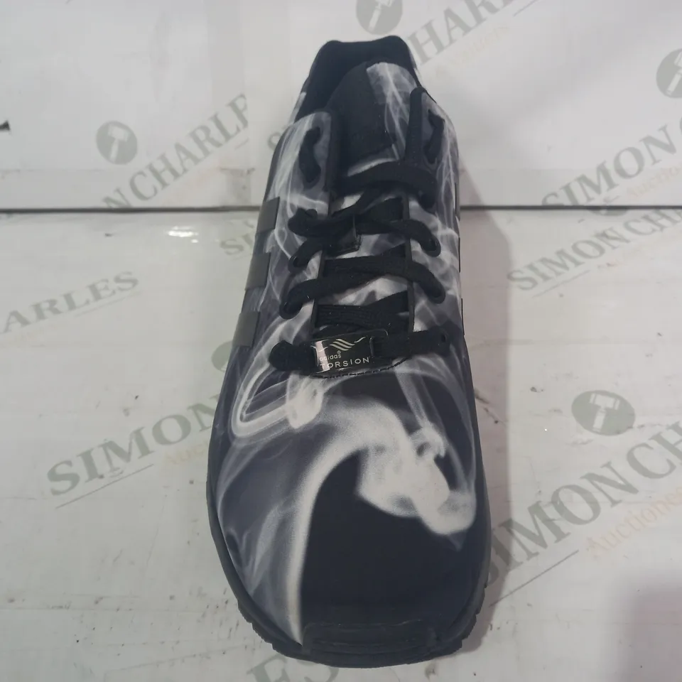 PAIR OF ADIDAS TORSION SHOES IN BLACK W. SMOKE PRINT UK SIZE 8