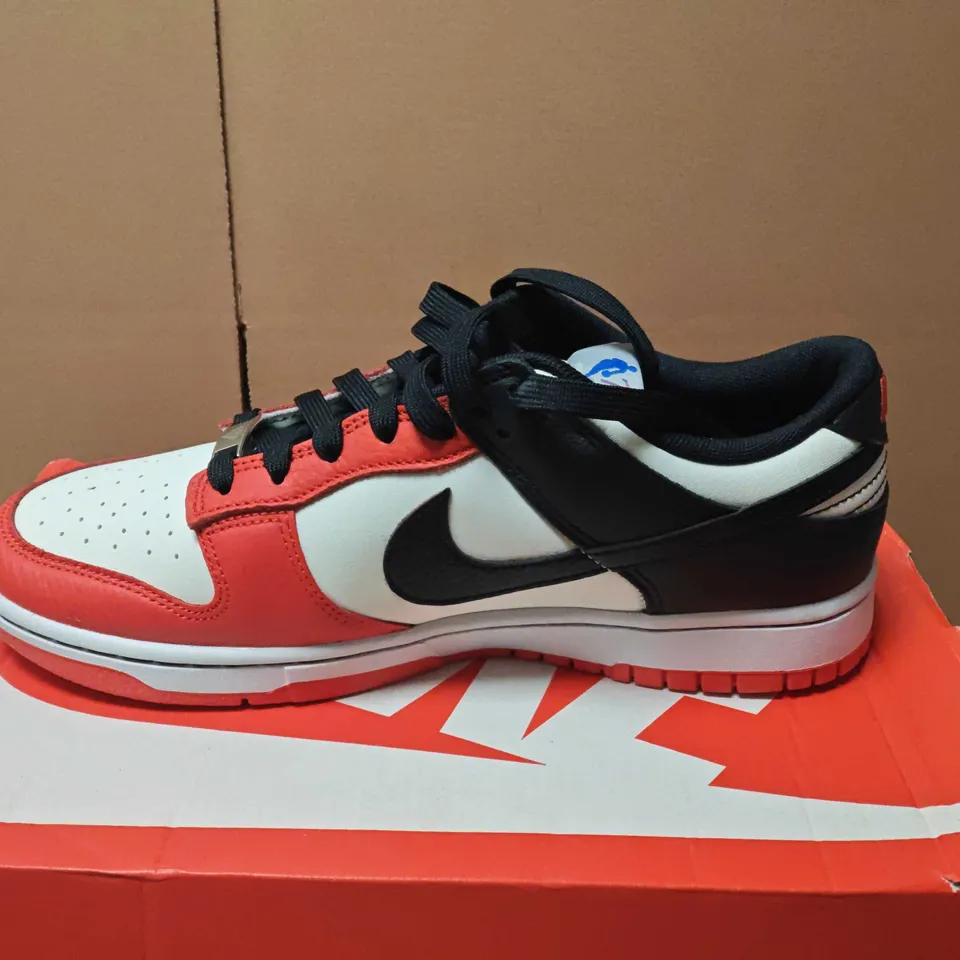 BOXED NIKE DUNK LOW RETRO EMB TRAINERS IN RED & WHITE – UK 8 (US 9)