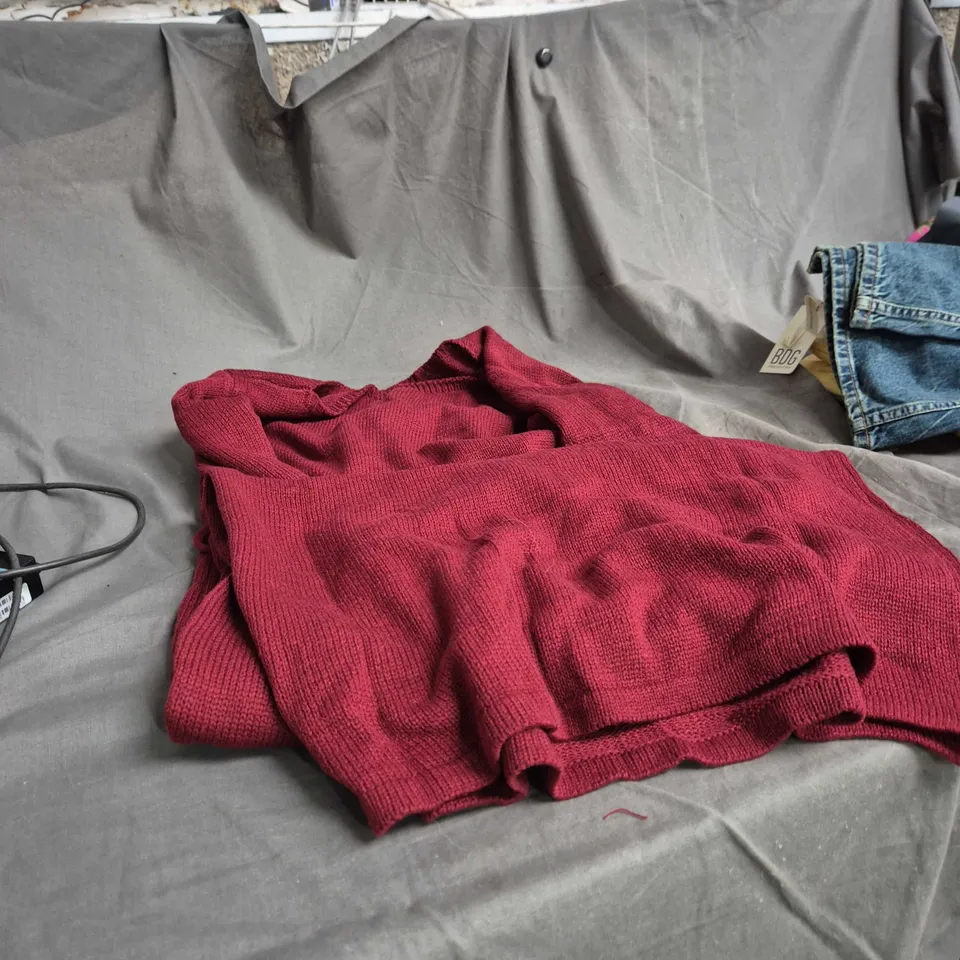 BOX OF APPROXIMATELY 20 ASSORTED CLOTHING ITEMS INCLUDING DELTA PLUS SAFETY GLOVES  , DENIM JEANS AND KNITTED DRESS 