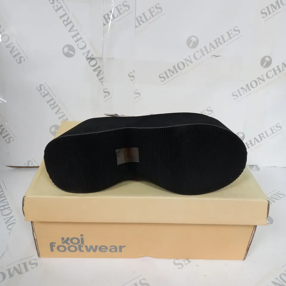 BOXED KOI FOOTWEAR FLYING WHISPERS PURPLE PLAID BUTTERFLY SANDALS SIZE 3