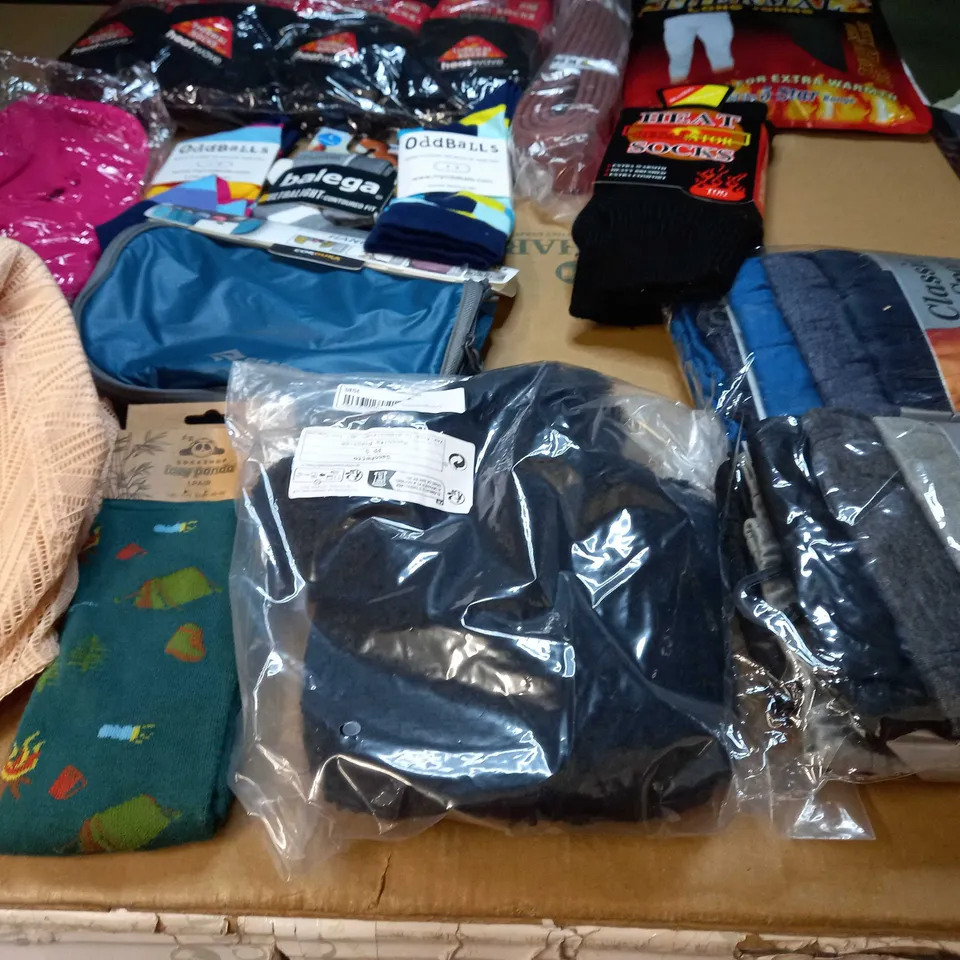 LOT OF APPROX. 10 ASSORTED CLOTHING ACCESSORIES  IN VARYING SIZES/COLOURS/STYLES TO INCLUDE: THERMALS, SOCKS, BRA