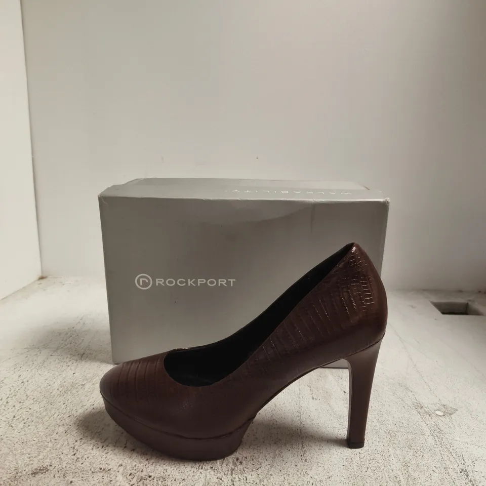 ROCKPORT WOMEN'S BROWN CROCODILE-TEXTURE LEATHER PLATFORM HEEL – BOXED SIZE 8