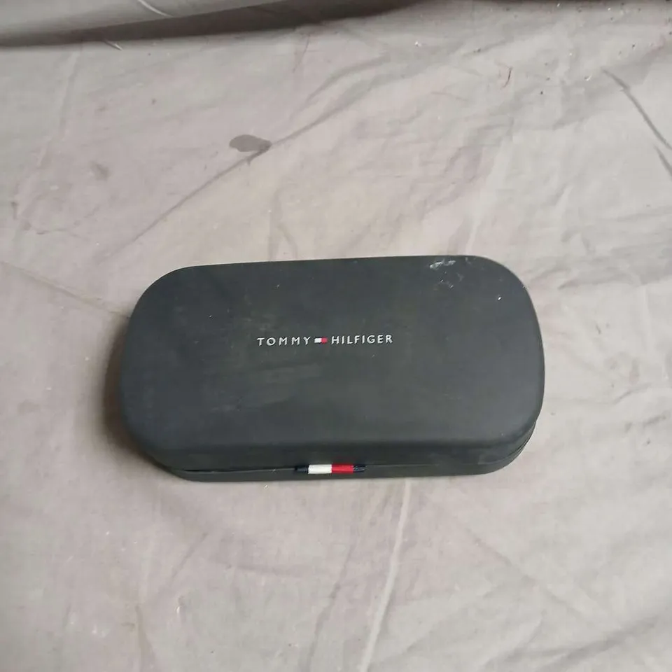 TOMMY HILFIGER SUNGLASSES – AVIATOR STYLE WITH CASE