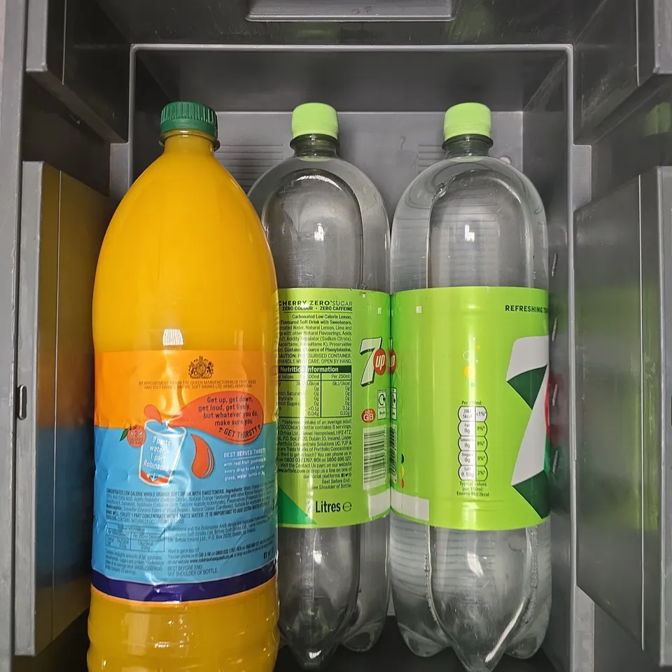 7 X ASSORTED DRINKING PRODUCTS TO INCLUDE TANGO, 7UP, ROBINSONS CORDIAL ETC 