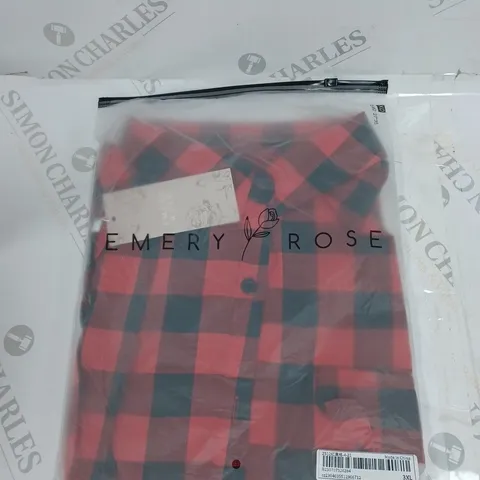 BOX OF APPROXIMATELY 15 ASSORTED CLOTHING PRODUCTS IN VARIOUS SIZES TO INCLUDE SHIRTS, SHORTS, SWEATSHIRTS ETC