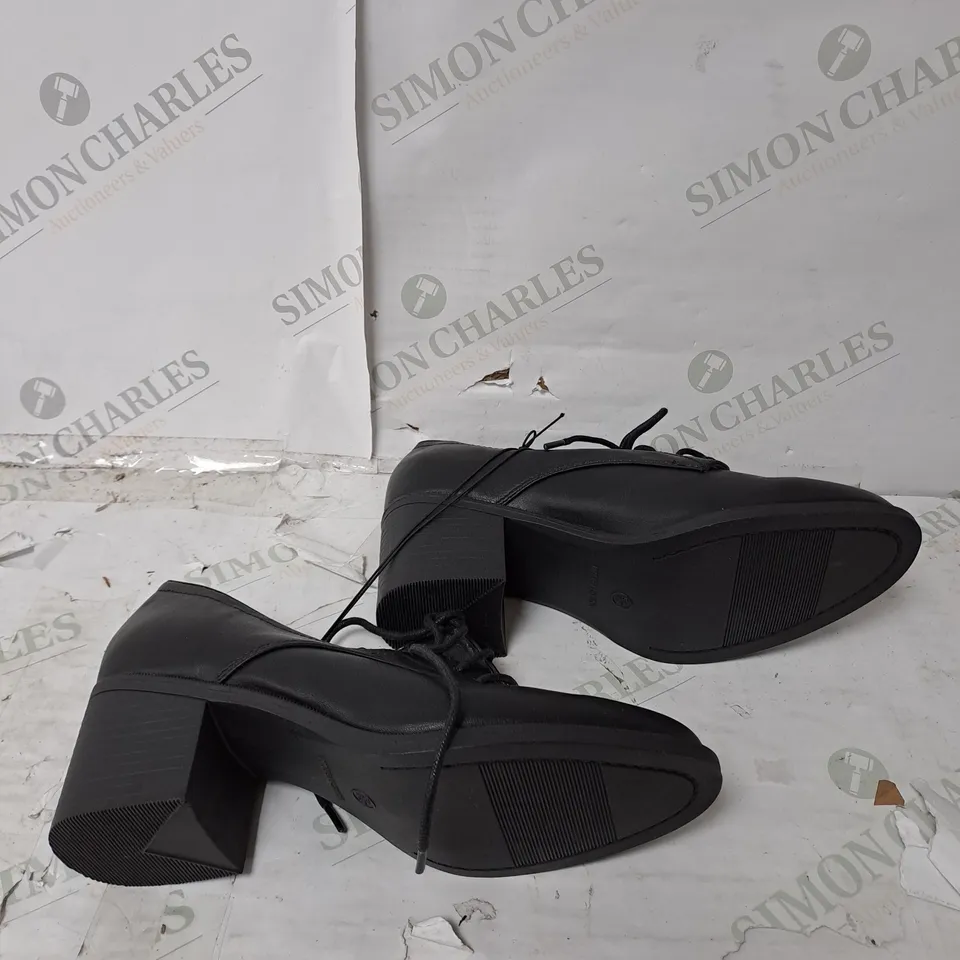 APPROXIMATELY 10 PAIRS OF GEORGE FABULOUS FOOTWEAR BLOCK HEEL SUIT SHOE IN BLACK 