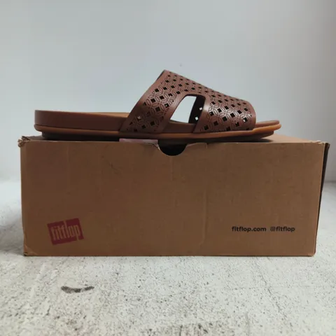 BOXED PAIR OF FITFLOP GRACIE PERF-LEATHER H-BAR SLIDES W. TOE POST IN DEEP TAN SIZE UK 4.5