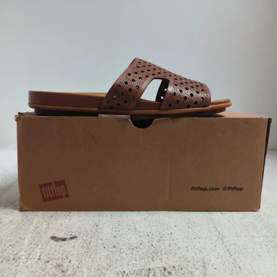 BOXED PAIR OF FITFLOP GRACIE PERF-LEATHER H-BAR SLIDES W. TOE POST IN DEEP TAN SIZE UK 4.5
