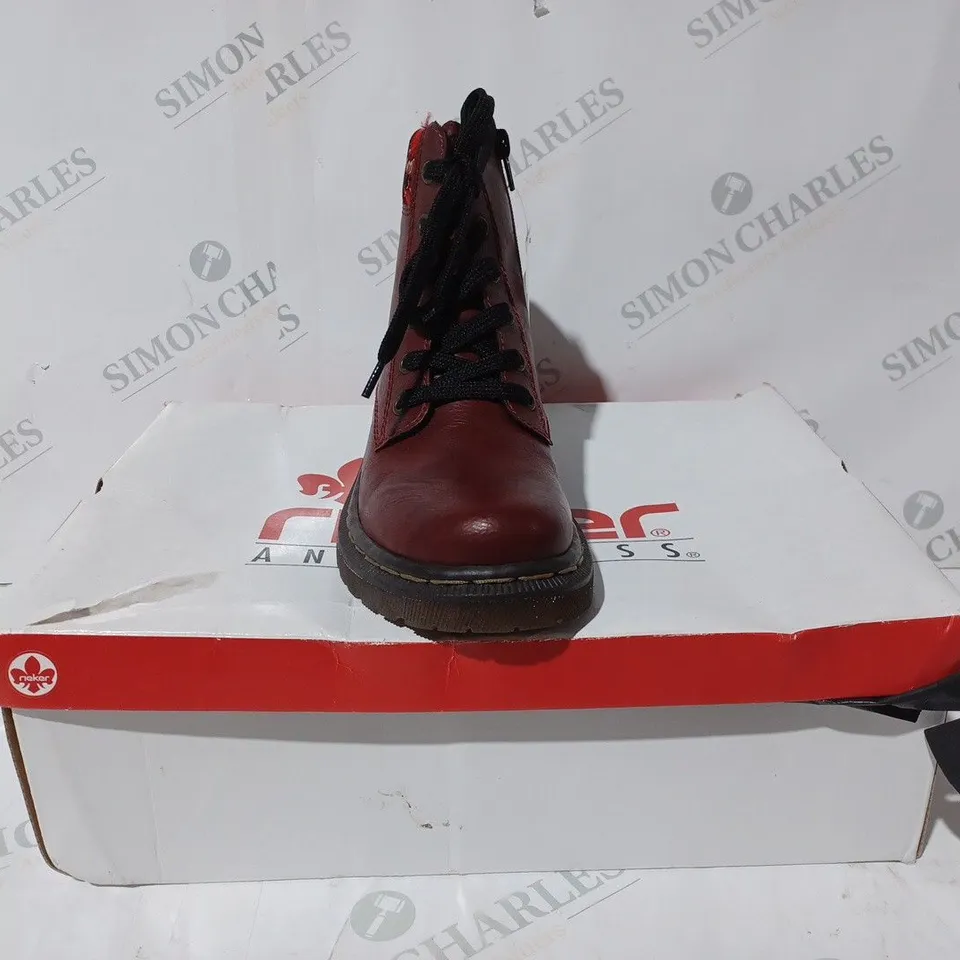 BOXED PAIR OF RIEKER RED INTEREST COLOUR BOOT SIZE 3.5