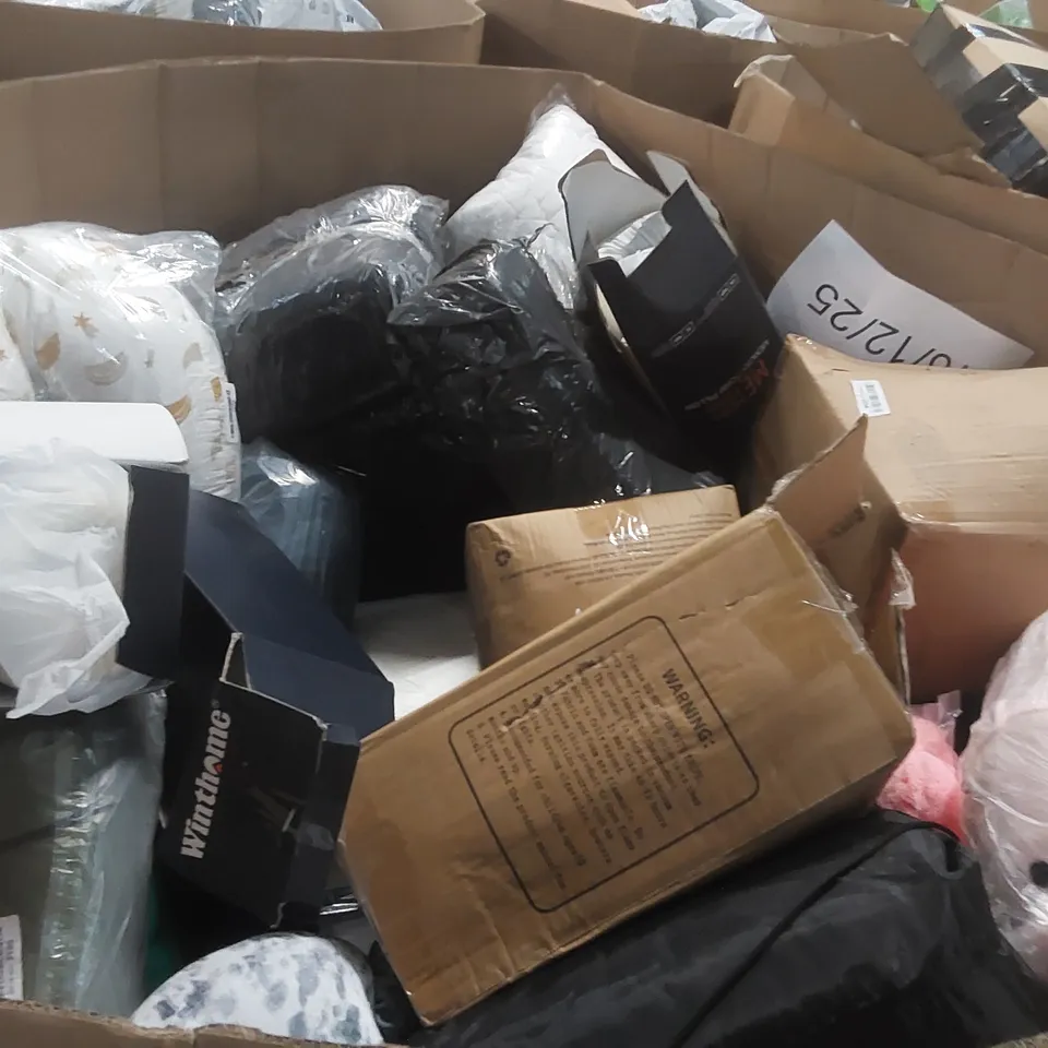 PALLET CONTAINING A VERY LARGE QUANTITY OF ASSORTED PILLOWS AND RELATED BEDDING/COMFORT PRODUCTS ECT