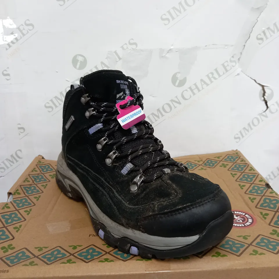 BOXED PAIR OF SKECHERS WATERPROOF BOOTS IN BLACK, UK SIZE 5