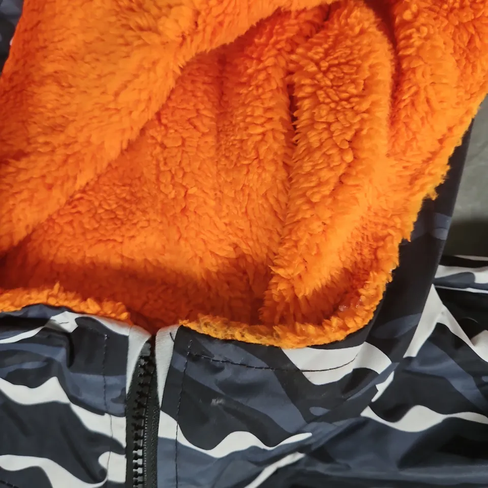 REGATTA GREAT OUTDOORS CAMOUFLAGE JACKET WITH ORANGE FLEECE LINING – HOODED