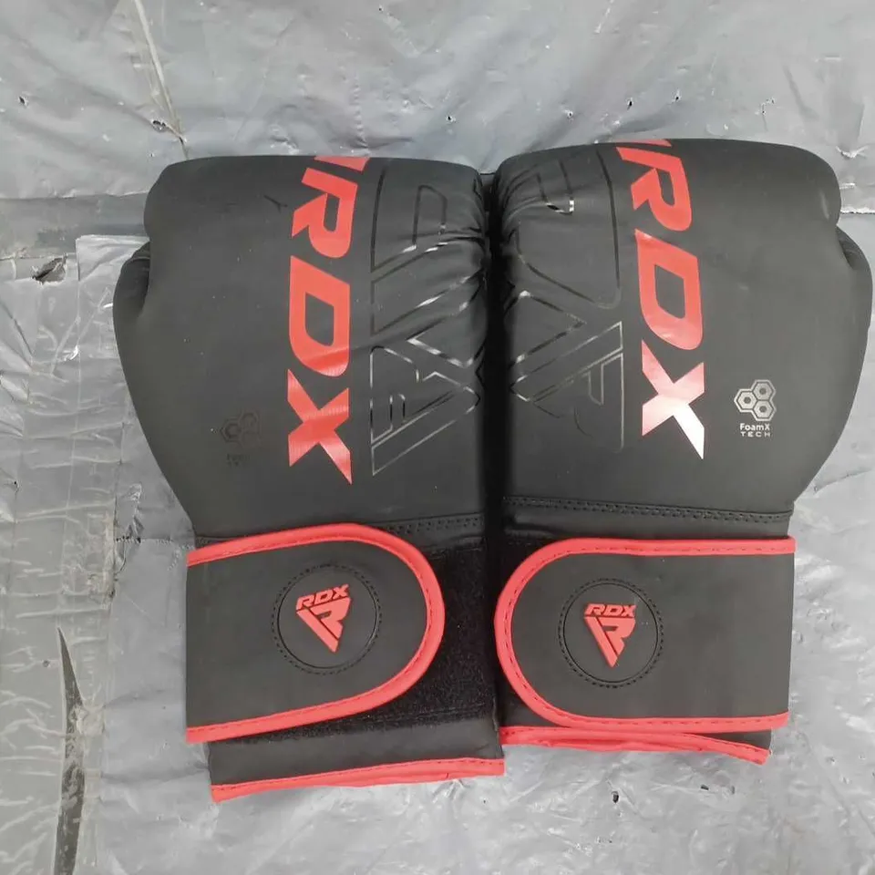 RDX QUADRO DOME 3 BOXING GLOVES IN BLACK/RED