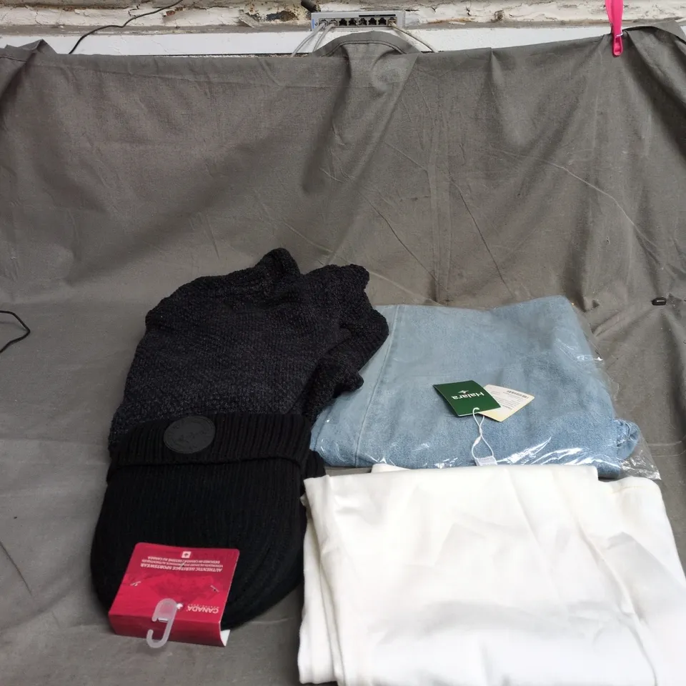 BOX OF APPROXIMATELY 20 ASSORTED CLOTHING ITEMS TO INCLUDE JEANS, CANADA WINTER HATS, BLACK HOODIE ETC