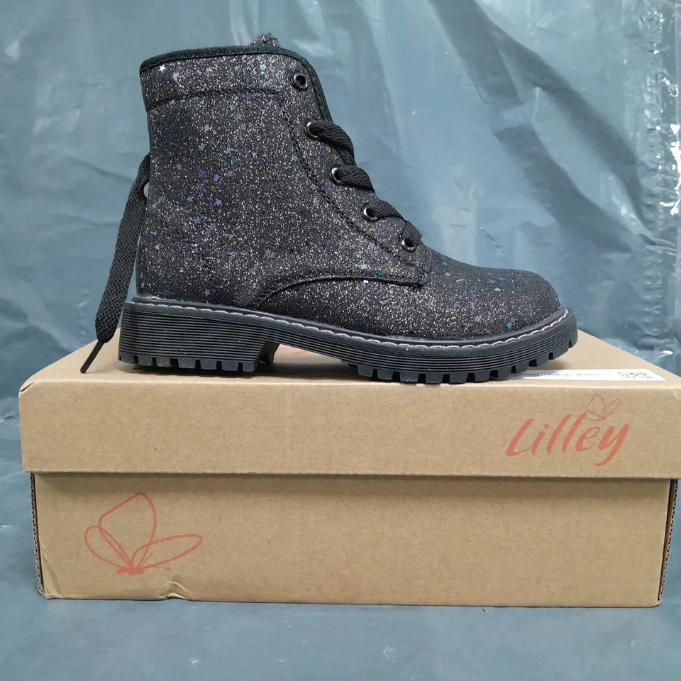 BOXED PAIR OF LILLEY KID'S ANKLE BOOTS IN BLACK W. MULTICOLOUR GLITTER SIZE 12