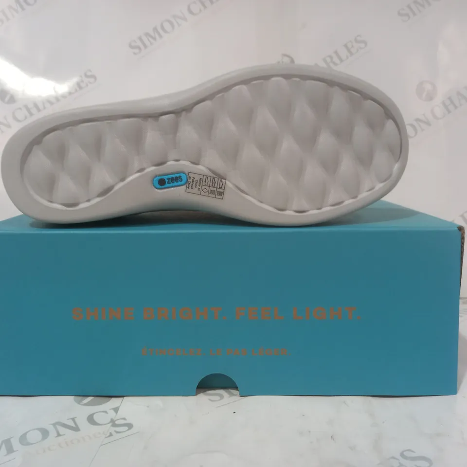 BOXED PAIR OF BZEES SHOES IN WHITE SIZE 7
