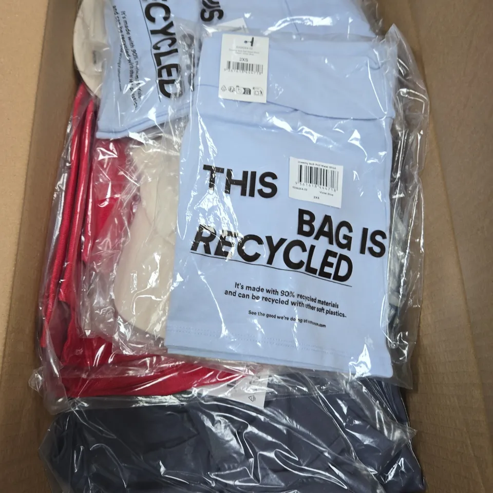 APPROXIMATELY 15 ASSORTED CLOTHING ITEMS IN VARIOUS SIZES, COLOURS & STYLES