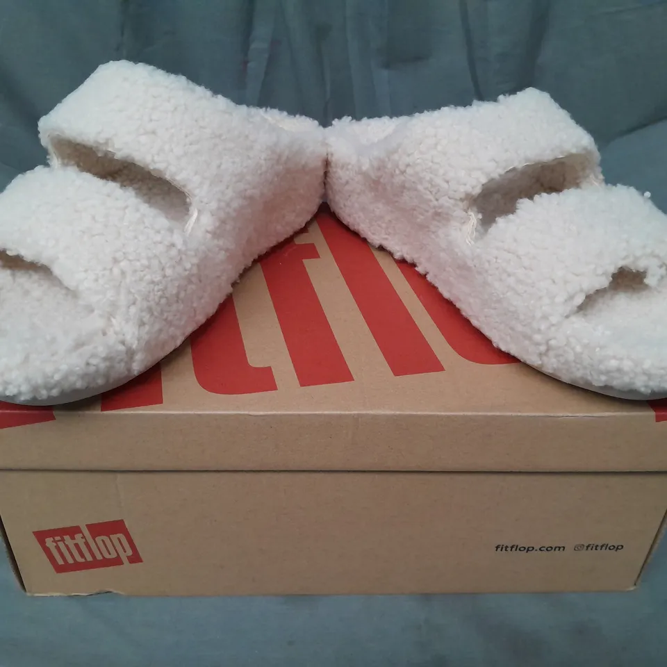 BOXED PAIR OF FITFLOP OPEN TOE FLEECE SANDALS IN IVORY UK SIZE 8