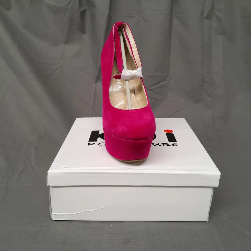 BOXED PAIR OF KOI COUTURE HR5 PLATFORM HIGH WEDGE FAUX SUEDE SHOES IN FUCHSIA SIZE 4