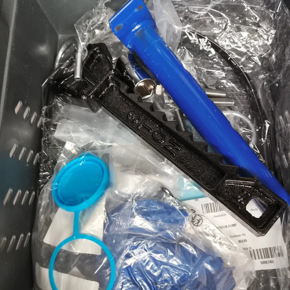 APPROXIMATELY 10 ASSORTED VEHICLE PARTS/ACCESSORIES TO INCLUDE BRAKE PADS, KEY CASE, CLEANING PAD ETC 