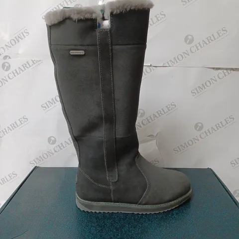 BOXED PAIR OF EMU AUSTRALIA MOONTA KNEE HIGH BOOTS IN DARK GREY - UK SIZE 5