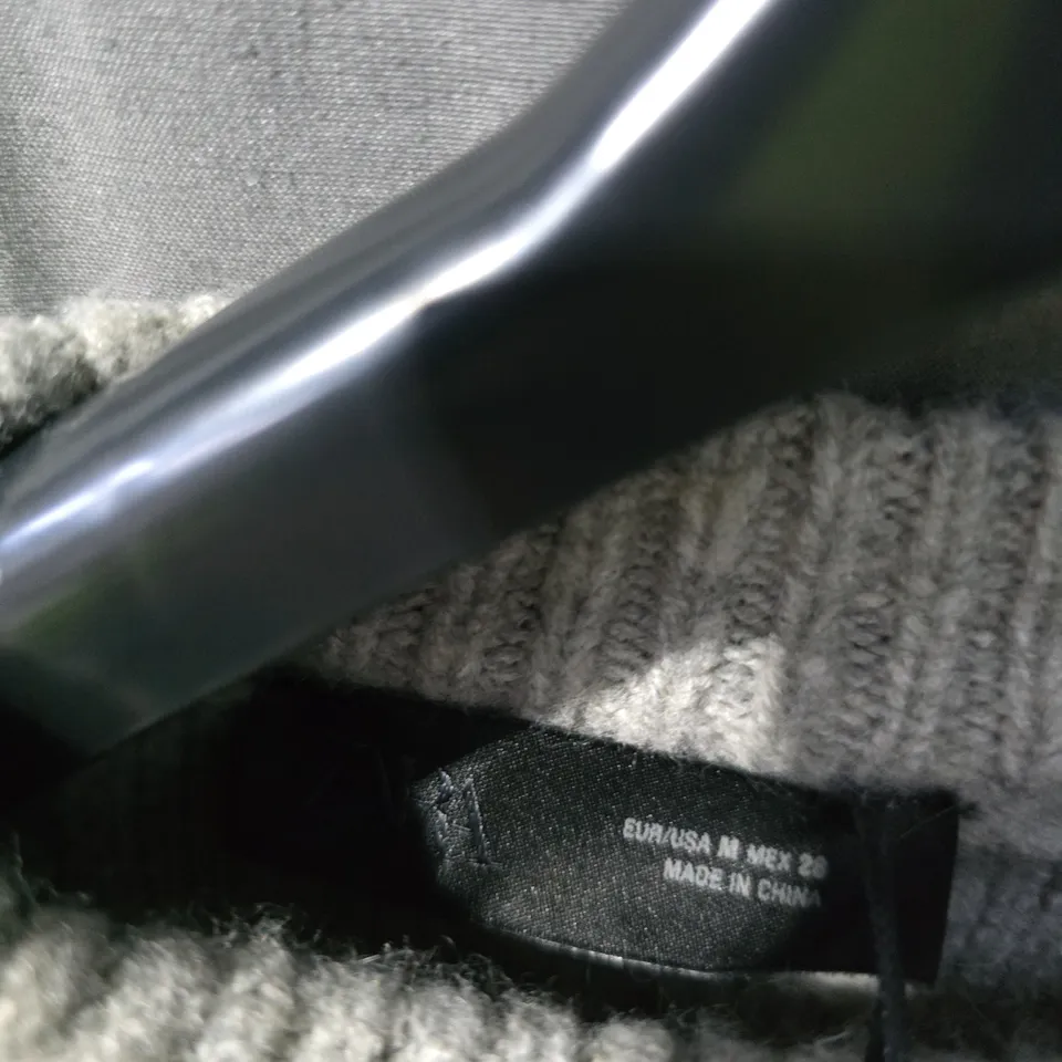 ZARA GREY CABLE-KNIT SWEATER – SIZE M (EU/US M)