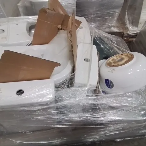 PALLET OF ASSORTED BATHROOM PRODUCTS TO INCLUDE;TOILETS,CERSANIT MODUO 35 ROUD