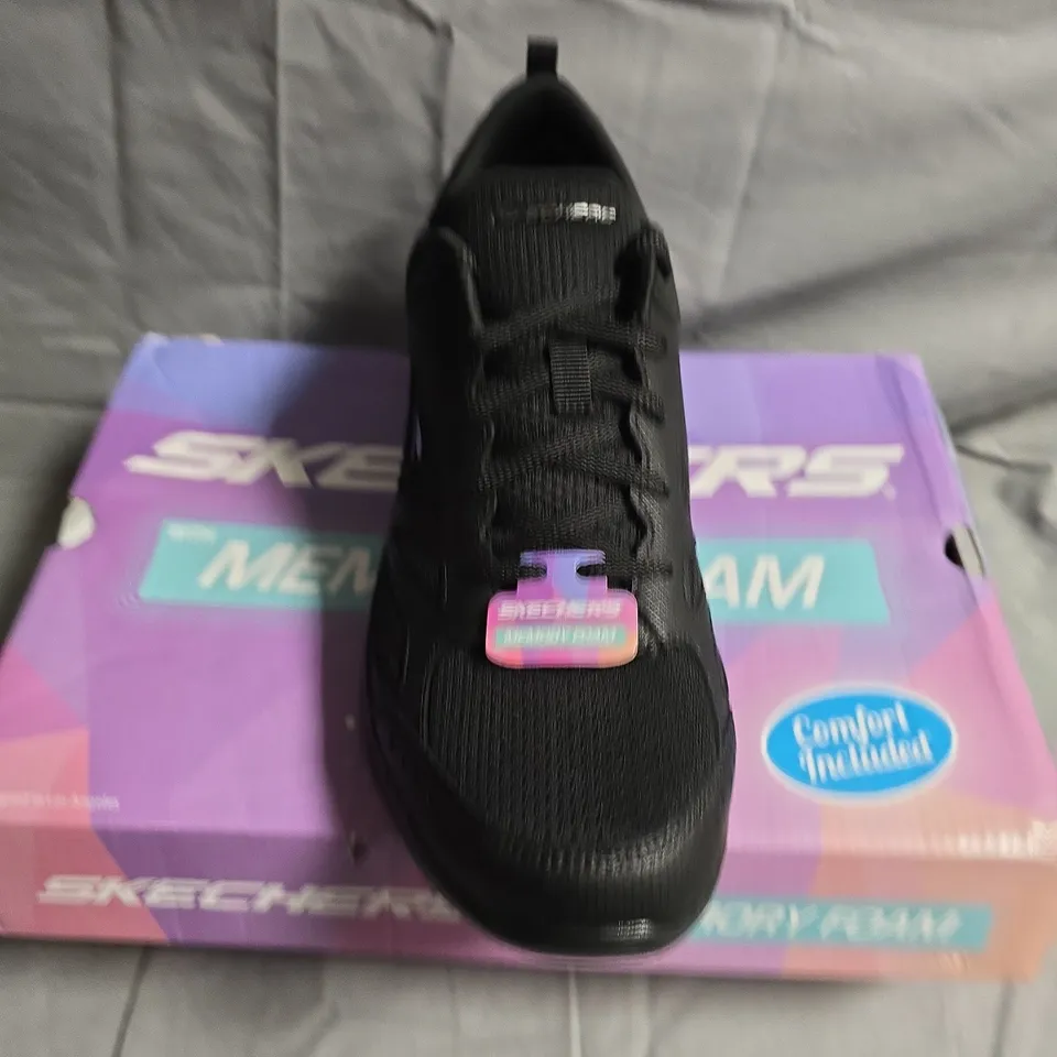 BOXED PAIR OF SKECHERS TRAINERS IN BLACK - UK SIZE 8