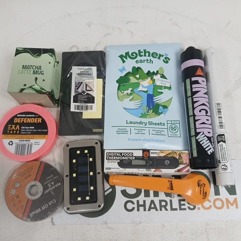 LOT OF ASSORTED HOUSEHOLD ITEMS TO INCLUDE LAUNDRY SHEETS, MATCHA LATTE MUG AND CUTTING DISCS