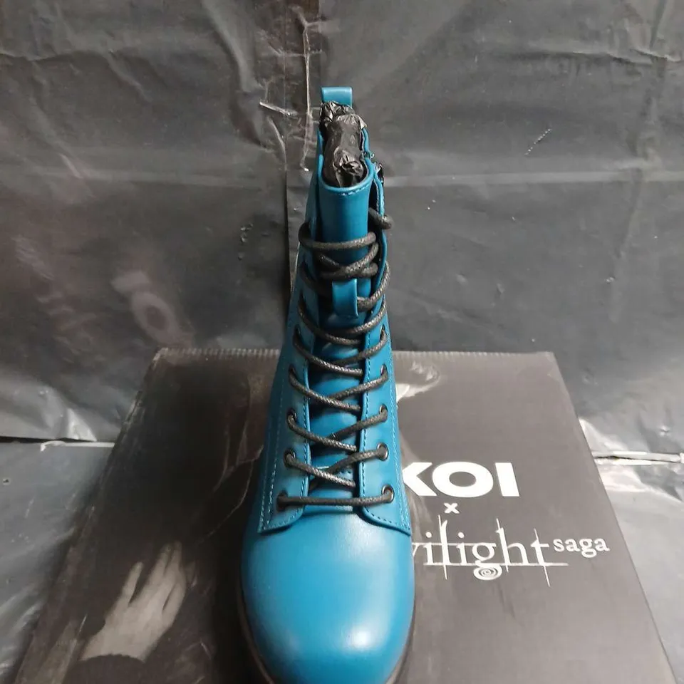 BOXED PAIR OF KOI SPIDERMONKEY MILITARY TEAL BOOTS - UK SIZE 3
