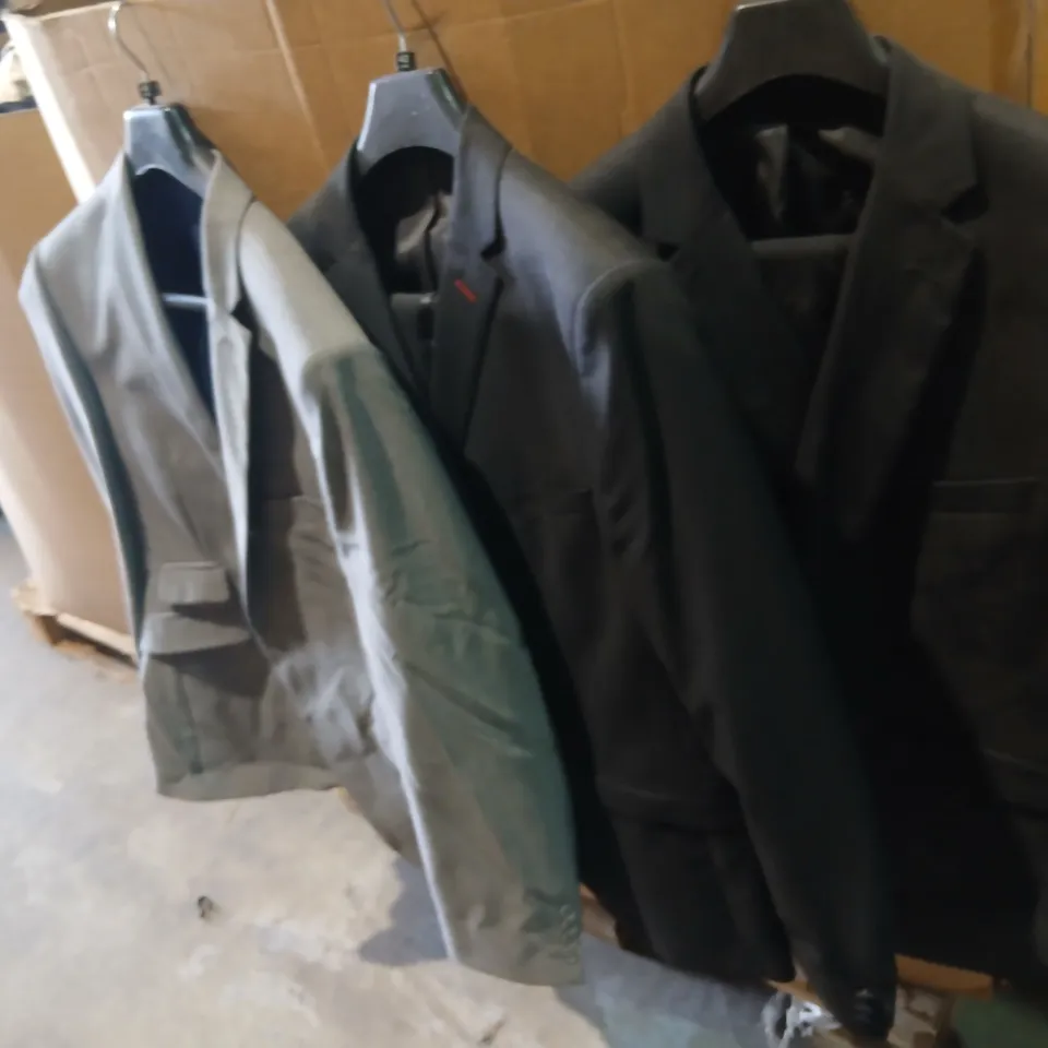 PALLET OF APPROXIMATELY 300 ASSORTED SUITS AND JACKETS TO INCLUDE; ROCHA JOHN ROCHA, ALEX AND BRITISH TAILOR