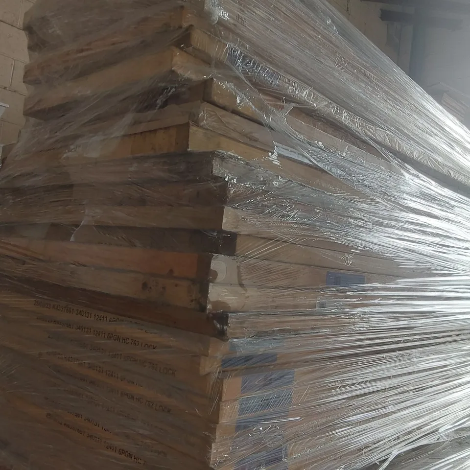 PALLET CONTAINING A VERY LARGE QUANTITY OF ASSORTED DOORS