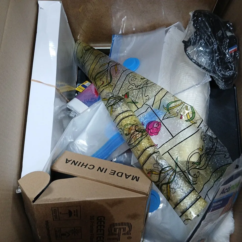 BOX OF APPROXIMATELY 12 ASSORTED ITEMS TO INCLUDE - PLACE MATS, YOGA BLOCK, AND HANGERS ETC. 