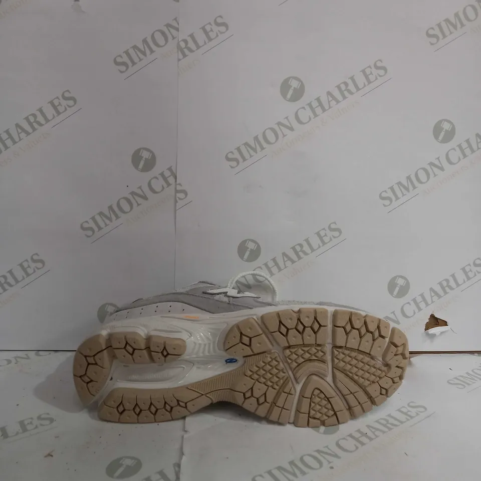 NEW BALANCE 2002R RUNNING SHOES - UK 7