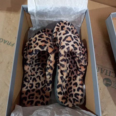 VIONIC LEPOARD STYLE SANDLES SIZE 5 