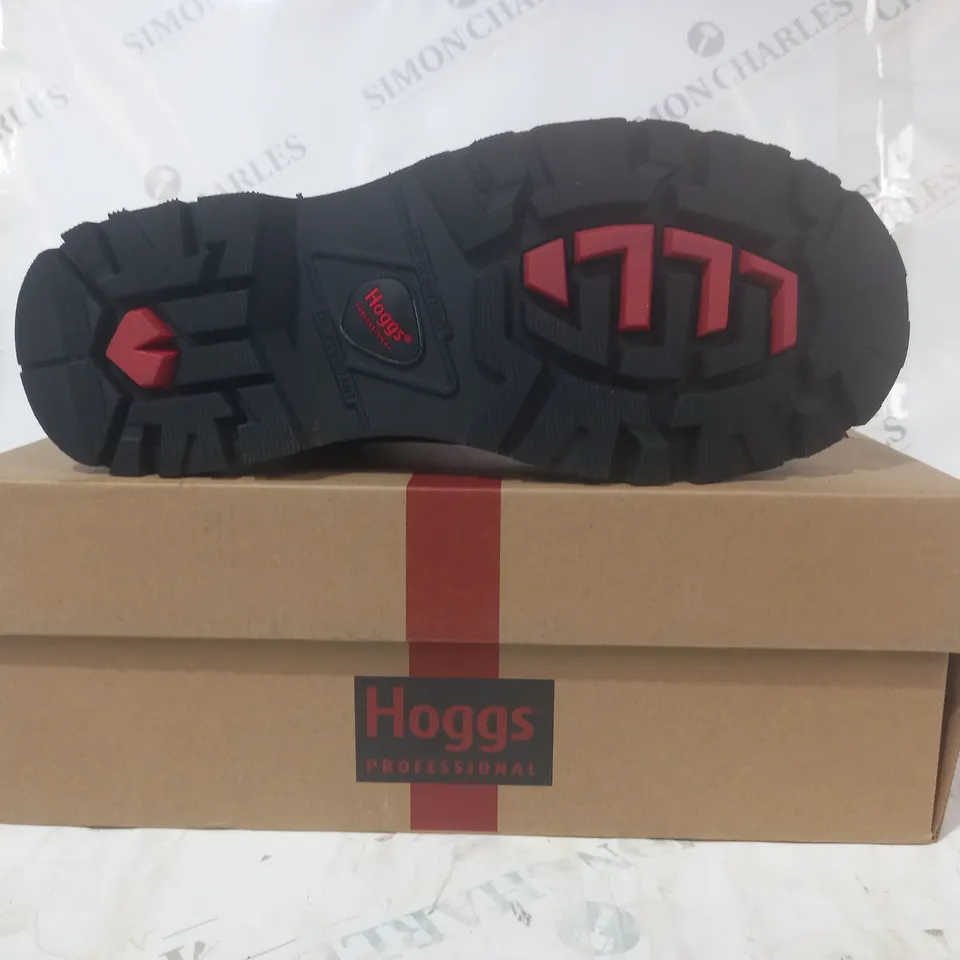 BOXED PAIR OF HOGS ZEUS SAFETY DEALER BOOTS IN CRAZY HORSE BROWN EU SIZE 39