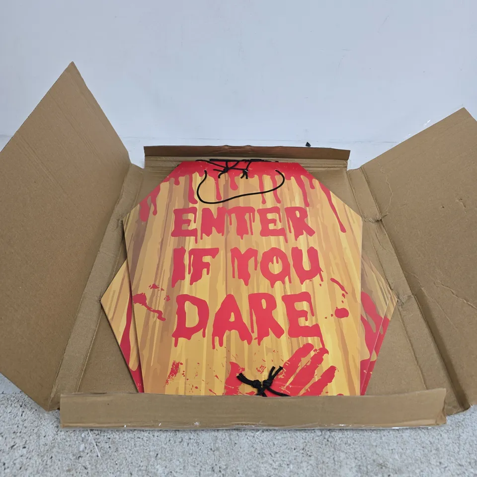 BOX OF APPROXIMATELY 24 DECORATIVE HALLOWEEN WALL PLAQUE – HEXAGONAL WITH 'ENTER IF YOU DARE' DESIGN