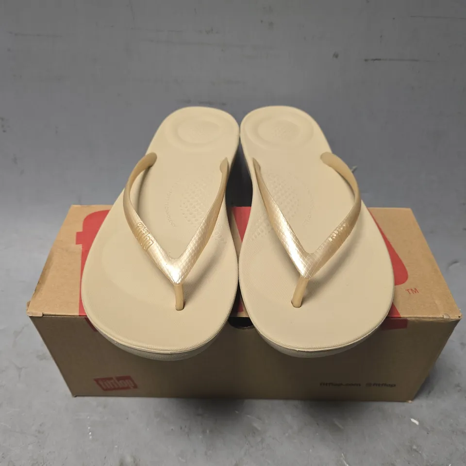 BOXED PAIR OF FITFLOP IQUSHION ERGONOMIC FIT FLOPS IN GOLD COLOUR - UK 6