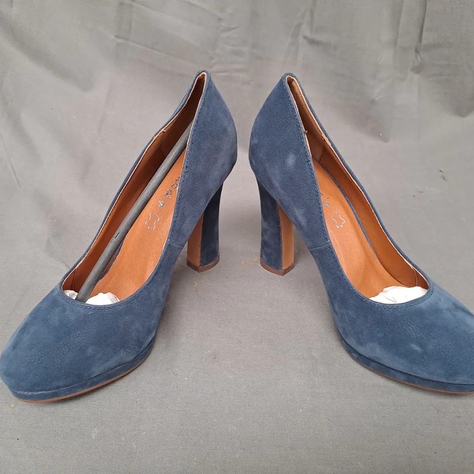 BOX OF APPROXIMATELY 10 PAIRS OF CLARA'S CLOSED TOE HIGH HEEL SLIP-ON SHOES IN NAVY IN VARIOUS SIZES