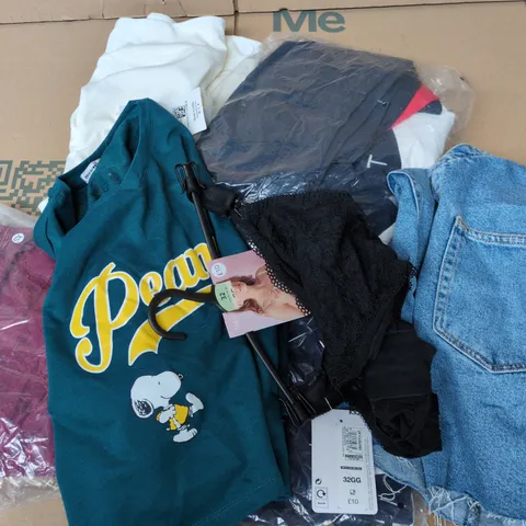 APPROXIMATELY 30 ASSORTED CLOTHING ITEMS IN VARIOUS SIZES, STYLES & COLOURS TO INCLUDE BRANDS SUCH AS BEWAKOOF, M&S, MOTO, ETC - COLLECTION ONLY