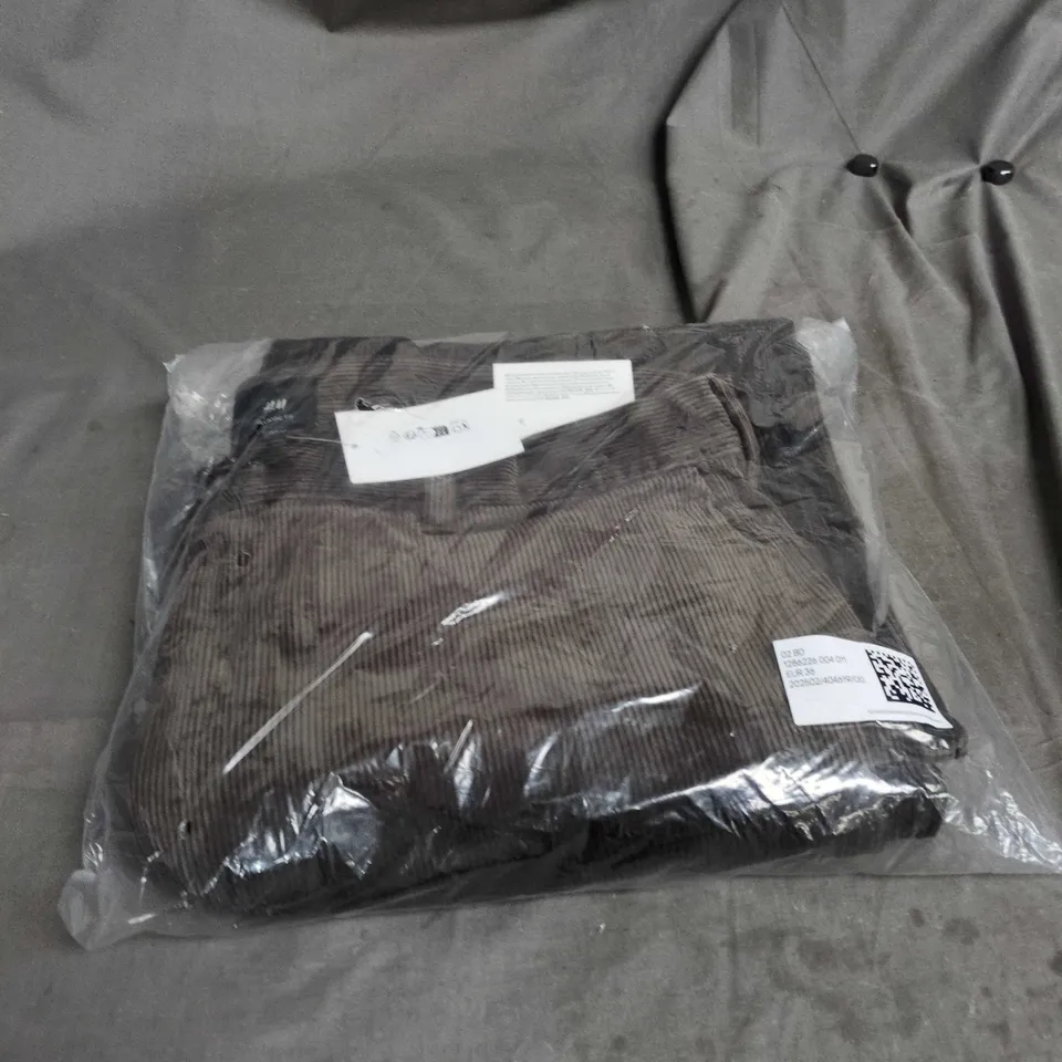 BOX OF APPROXIMATELY 20 ASSORTED CLOTHING ITEMS INCLUDING BROWN CORDS , BLACK HOODIE AND PRINTED T SHIRT
