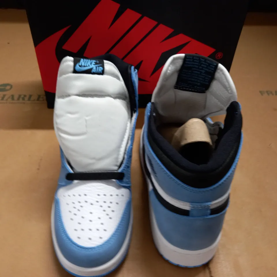 BOXED PAIR OF NIKE AIR JORDAN 1 RETRO HIGH TRAINERS - UK 5.5